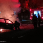 Carro pega fogo e fica destruído em Aquidauana