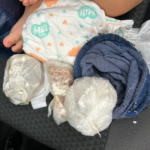 Mulheres são presas com drogas escondidas na fralda de bebê de uma delas
