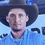 Peão de rodeio morre ao usar celular durante temporal e levar descarga elétrica em MS