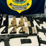 Mulher presa com arsenal acompanhada com filho de 4 anos vai para prisão domiciliar