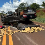 Traficante capota picape com 744 kg de maconha na MS-156 e droga fica na pista