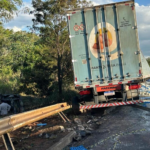 Colisão frontal entre carreta e Hilux matou casal e filha de cinco anos na BR-163