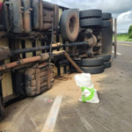 Motorista perde controle e tomba caminhão na BR-262