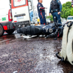 Capacete ‘voa’ e grávida é entubada após acidente entre carro e moto na Rua Dom Aquino