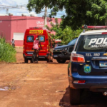 Homem é baleado no pé enquanto estava sentado em frente a um bar