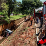Motorista de aplicativo é ‘fechado’ por caminhão e cai em córrego na Ernesto Geisel em Campo Grande