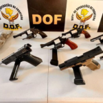 Mulher é presa com pistolas, revólveres e drogas presas ao corpo