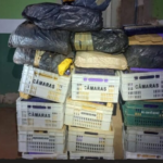 Trio foge e abandona quase meia tonelada de maconha em residência