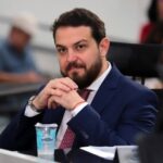 23 dias depois, Claudinho Serra é solto, mas terá que usar tornozeleira eletrônica