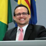 Sem cerimônia e em ato relâmpago, Lívio Leite é empossado vereador para mandato-tampão