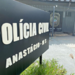 Ladrão tenta furtar até botijão de casa, mas abandona tudo quando vê viatura