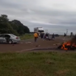 Moto pega fogo e explode após colidir com carro na BR-060