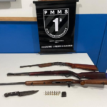 Polícia Militar e PMA atuam em conjunto e operação resulta na apreensão de armas e animal abatido em Bonito