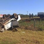 Pneu estoura e caminhonete capota em Paraíso das Águas; duas pessoas estavam no veículo