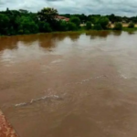 Rapaz tenta atravessar rio em Rochedo, é levado pela correnteza e está desaparecido