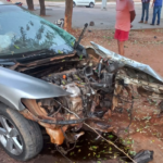 PM fica ferido ao ser arremessado de carro após colisão em árvores