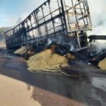 Carreta carregada com milho é incendiada na MS-338, em Bataguassu