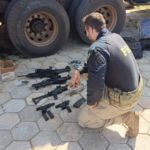 PRF apreende 1,2 tonelada de maconha, fuzis, pistolas e munições em Santa Rita do Pardo (MS)