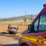 Bombeiros socorrem duas pessoas vítimas de capotamento na BR-262