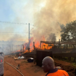 Incêndio na Aldeia Água Bonita em Campo Grande atinge ao menos quatro casas