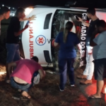 Ambulância tomba em acidente com carro na BR-163