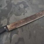 Filho descobre traição do pai e é ameaçado de morte com facão em Dourados