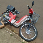 Homem fica ferido ao colidir bike elétrica em carro em Miranda