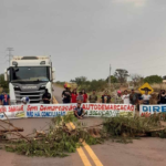 Após velório na pista, indígenas voltam a bloquear rodovia de Dourados em protesto