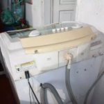 Mulher morre após levar choque ao tentar consertar máquina de lavar roupas em MS