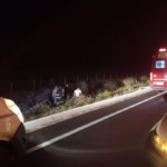 Homem morre e outros dois ficam em estado grave após carro capotar em Anastácio