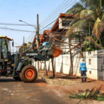 No segundo dia, mutirão de limpeza na casa de ‘Acumulador’ retira dois caminhões de lixo