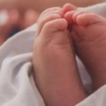 Mãe joga recém-nascido em fossa após bebê cair no vaso e nascer morto em Campo Grande 