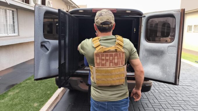 Policiais civis cumprem mandado de prisão contra acusado de estuprar enteadas