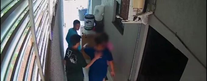 Dupla faz roleta russa na cabeça de vítima e leva joias