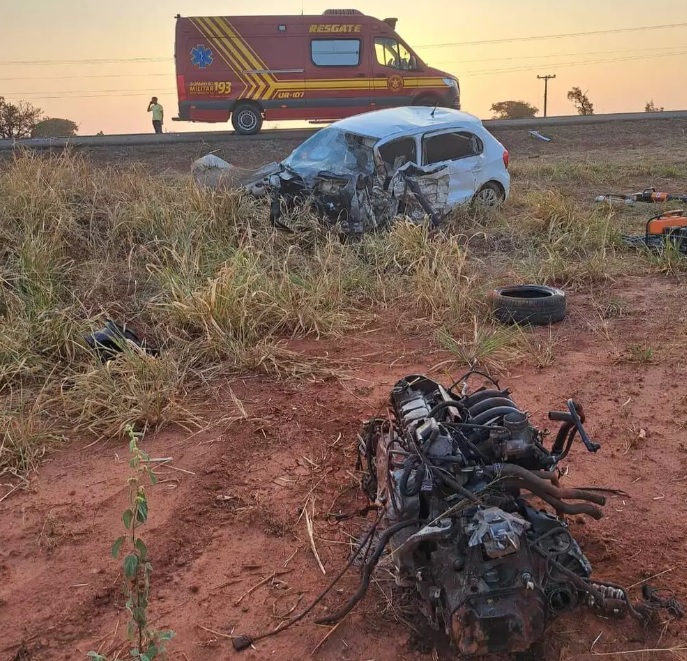 Jovem morre ao tentar ultrapassar em trecho proibido e é atingida por carreta