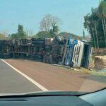Carreta com silagem tomba em curva da BR-262