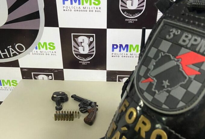 Homem é preso após agredir e ameaçar funcionário de oficina mecânica com arma