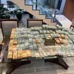 PF apreende 2,7 milhões em reais e dólares na casa de desembargador e armas