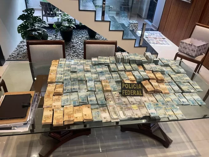 PF apreende 2,7 milhões em reais e dólares na casa de desembargador e armas