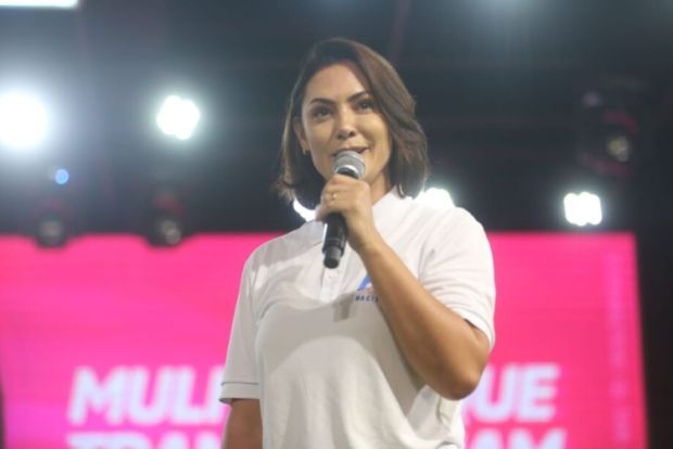 Mães de crianças especiais protestam em evento de Michelle Bolsonaro