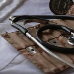 A cada três horas, um médico é vítima de violência no Brasil