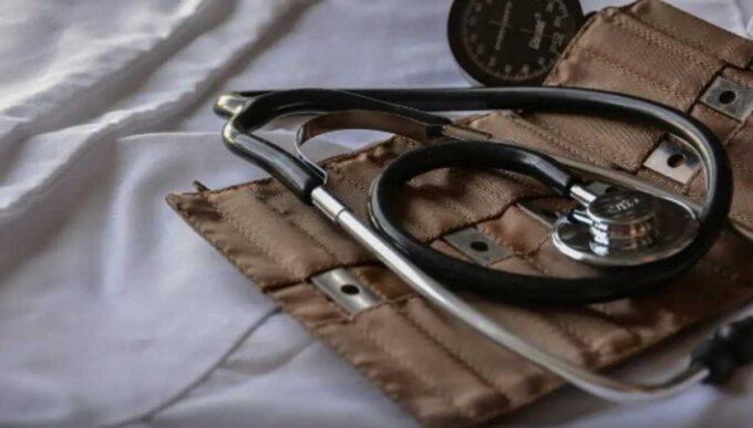 A cada três horas, um médico é vítima de violência no Brasil