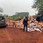 Caminhão carregado com cigarros contrabandeados tomba e é apreendido pelo DOF em Mundo Novo