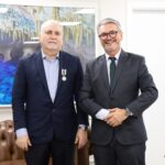 Delegado-Geral da Polícia Civil homenageia Presidente do Tribunal de Justiça de MS com Medalha Prêmio em visita institucional