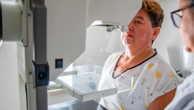 Servidoras realizam mamografia e papanicolau em ônibus no estacionamento do TCE-MS