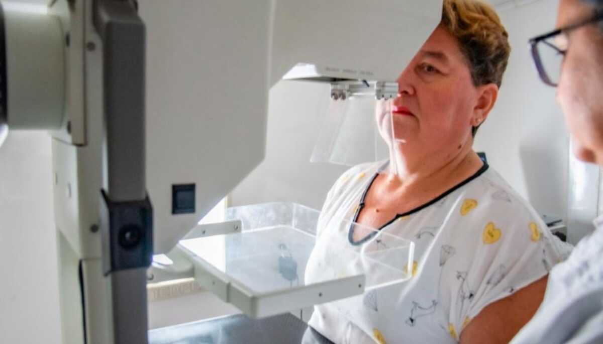 Servidoras realizam mamografia e papanicolau em ônibus no estacionamento do TCE-MS