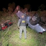 Trio capota caminhonete furtada após tentar fugir do DOF em Iguatemi