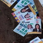 Crime eleitoral: ‘Santinhos’ de candidatos sujam ruas de Campo Grande em dia de votação