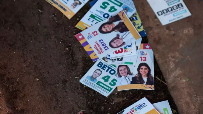 Crime eleitoral: ‘Santinhos’ de candidatos sujam ruas de Campo Grande em dia de votação