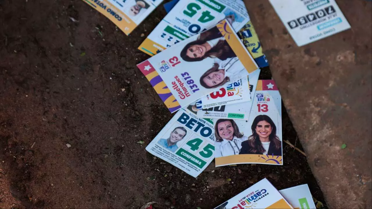 Crime eleitoral: ‘Santinhos’ de candidatos sujam ruas de Campo Grande em dia de votação
